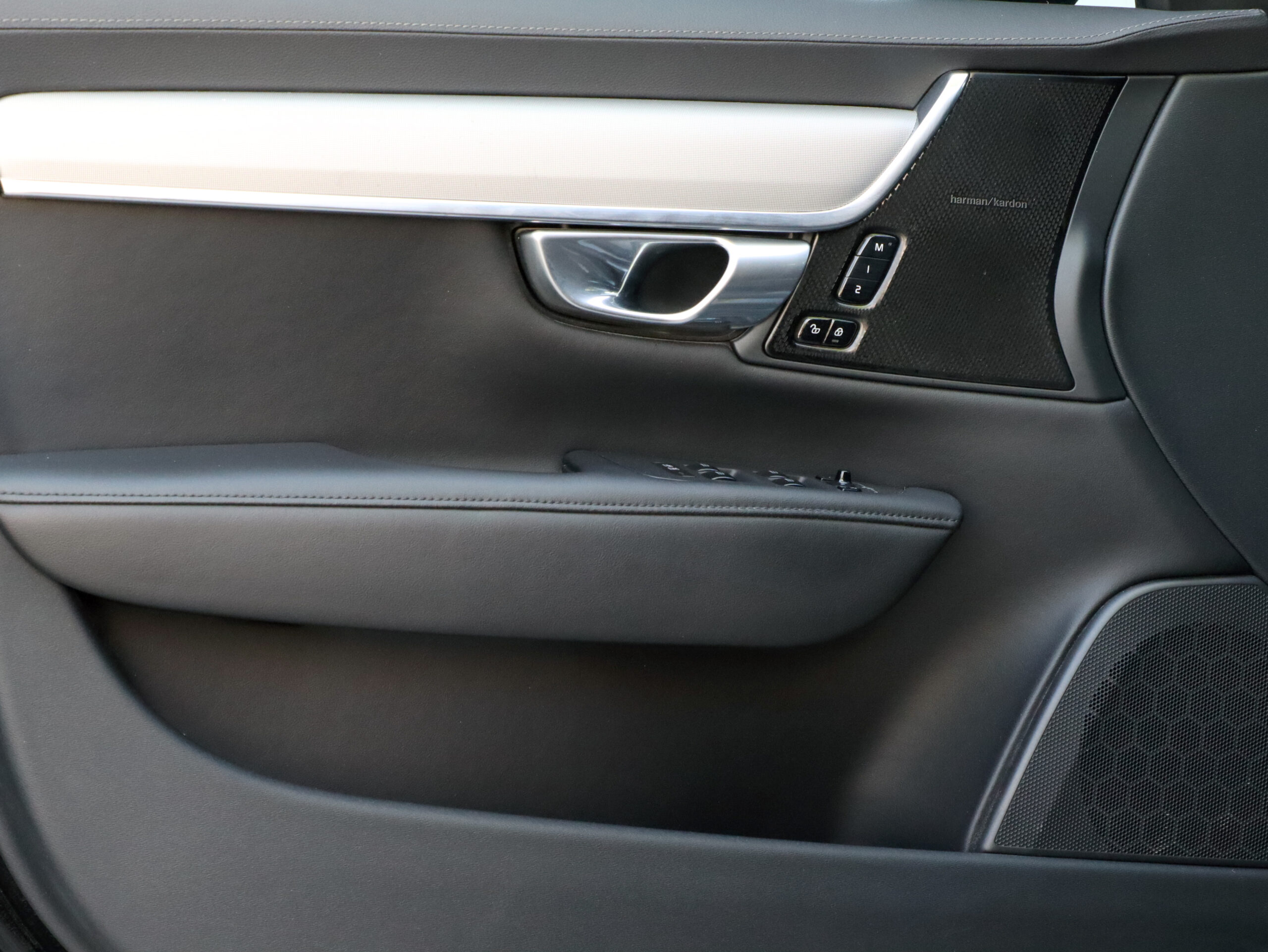 18 Fotografía del VolvoV902.0 T6 AWD Recharge Plus Dark Auto de segunda mano en Show Cars