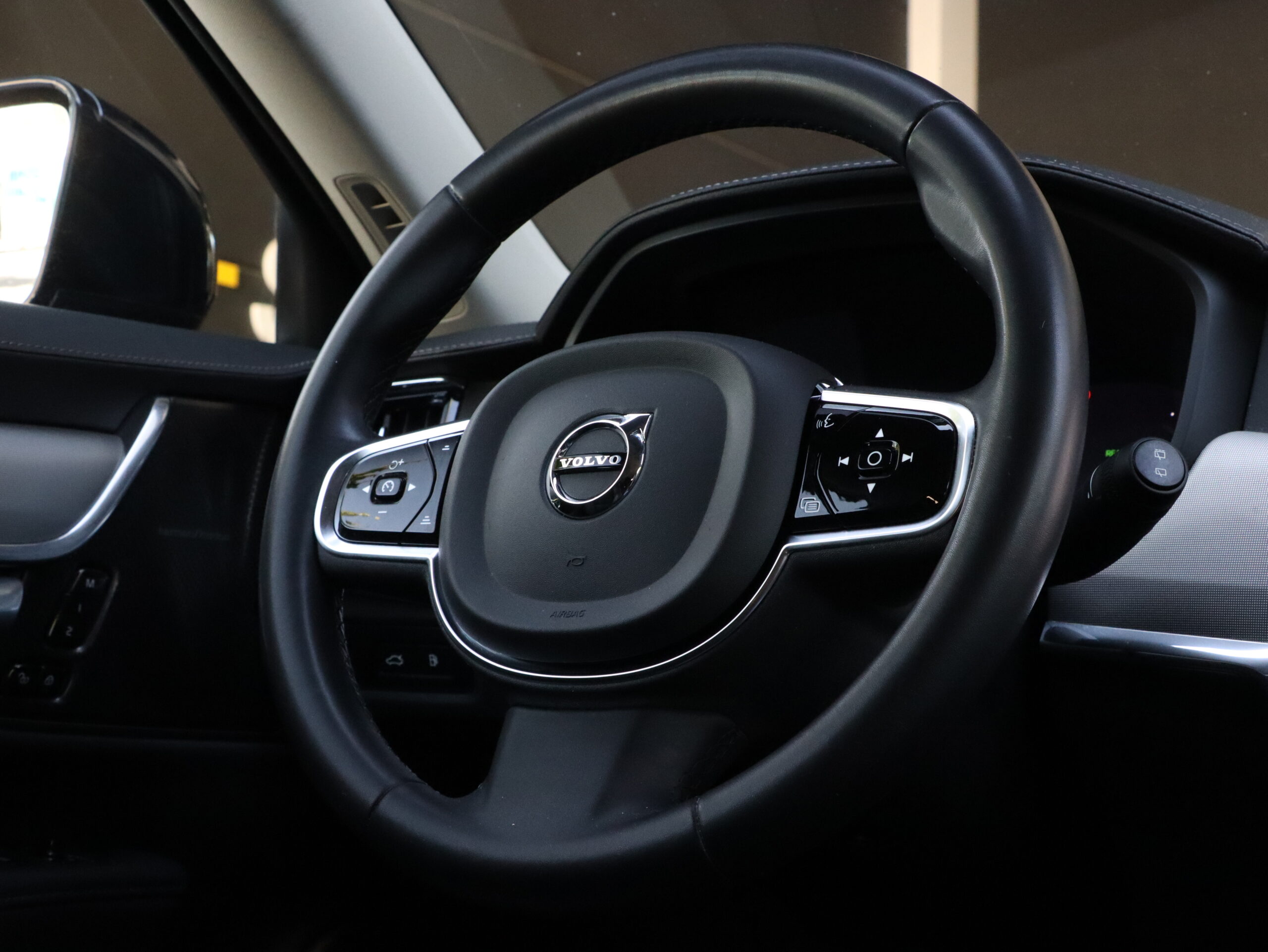 28 Fotografía del VolvoV902.0 T6 AWD Recharge Plus Dark Auto de segunda mano en Show Cars