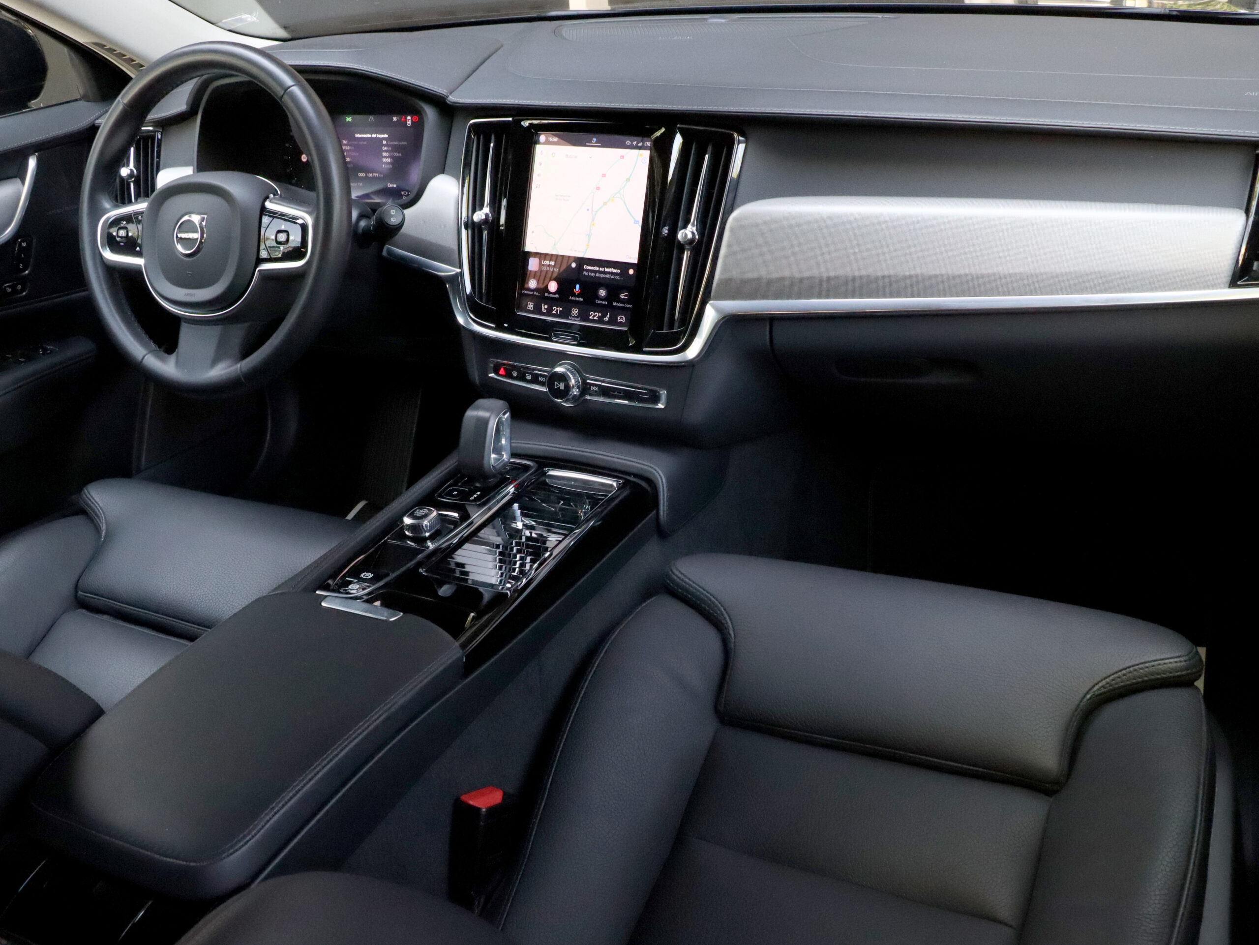 6 Fotografía del VolvoV902.0 T6 AWD Recharge Plus Dark Auto de segunda mano en Show Cars